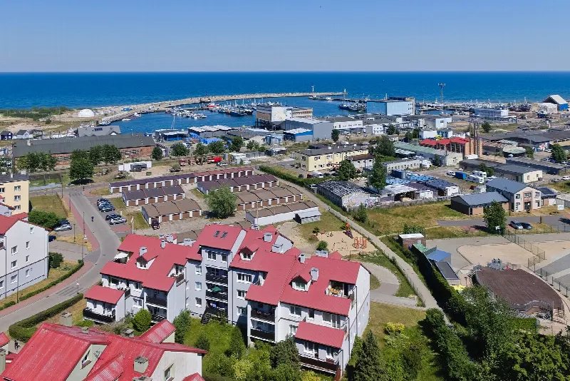 Widok z wieży Domu Rybaka na osiedle, port z falochronem i otwarte morze we Władysławowie