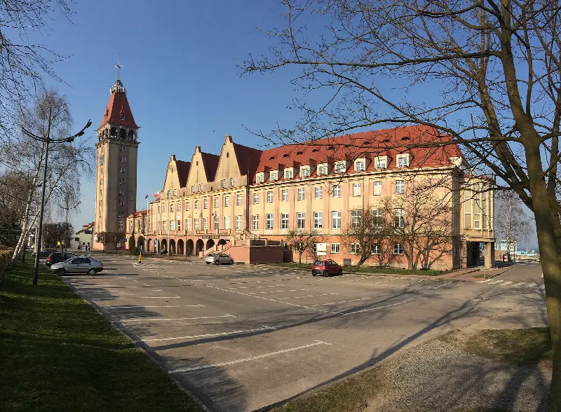 Dom Rybaka we Władysławowie: ceglasty gmach z arkadowym łącznikiem i wysoką wieżą widokową