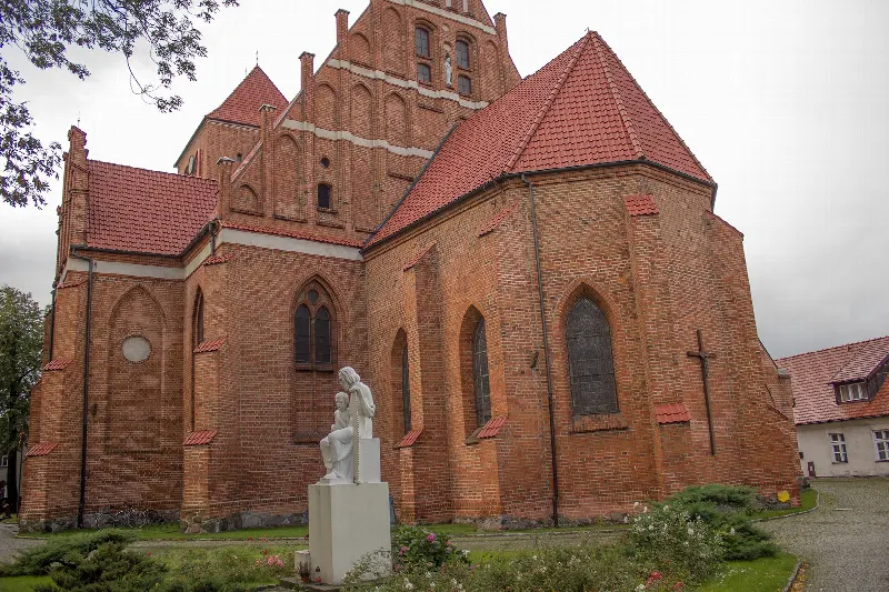Gotycka fara św. Piotra i Pawła w Pucku od strony prezbiterium, ceglane mury i schodkowe szczyty