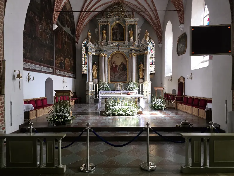 Prezbiterium fary w Pucku z ołtarzem głównym pod gotyckim sklepieniem