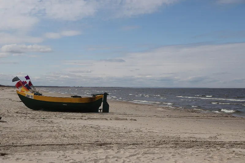 Łódź rybacka na plaży w Jantarze