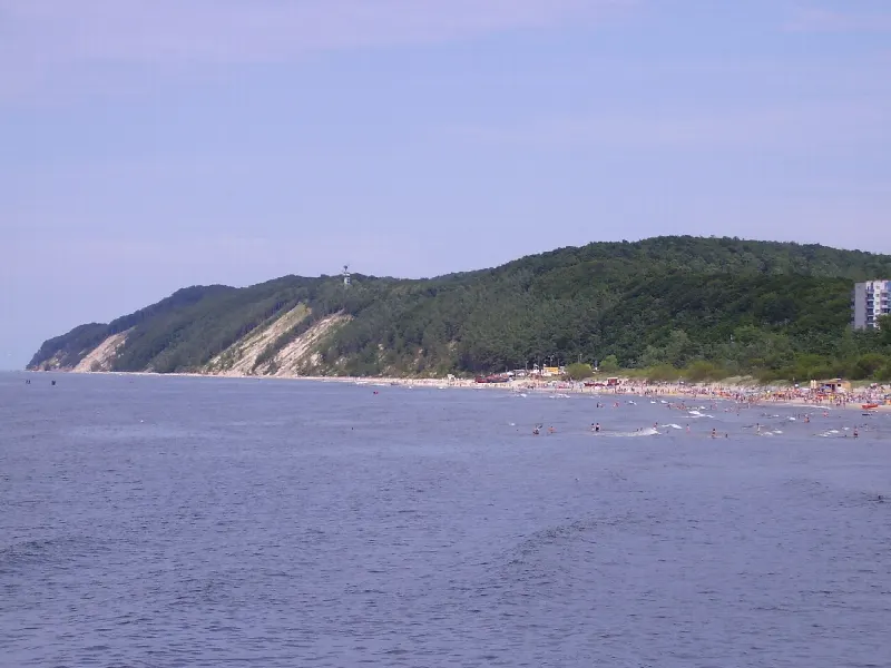 Zalesiony klif Kawczej Góry nad plażą i morzem we wschodniej części Międzyzdrojów