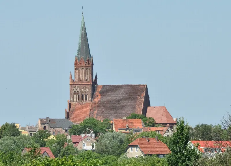 Panorama Trzebiatowa z gotyckim kościołem Mariackim i jego wysoką wieżą nad dachami