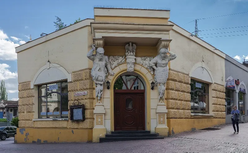 Zdobiona kamienica przy ulicy Bohaterów Monte Cassino w Sopocie