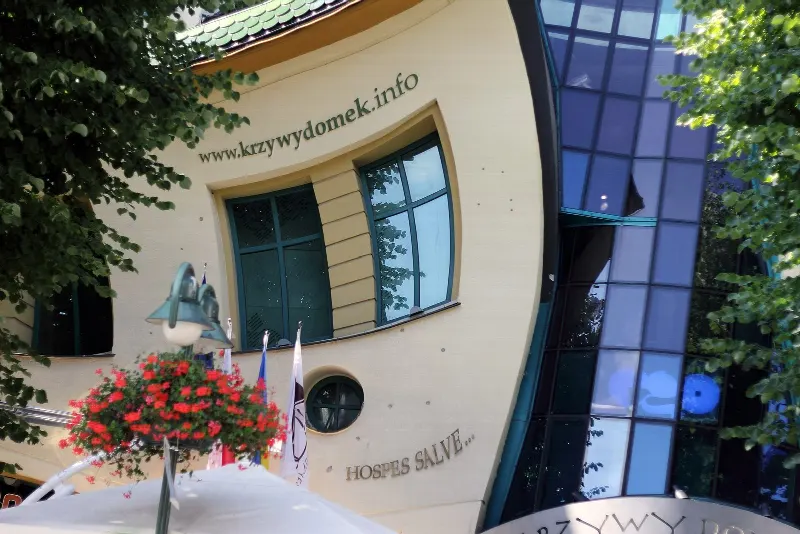 Krzywy Domek przy ulicy Bohaterów Monte Cassino w Sopocie