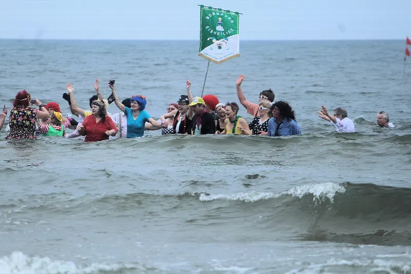 Zimowa kąpiel w Bałtyku na plaży na wyspie Uznam przy granicy z Polską