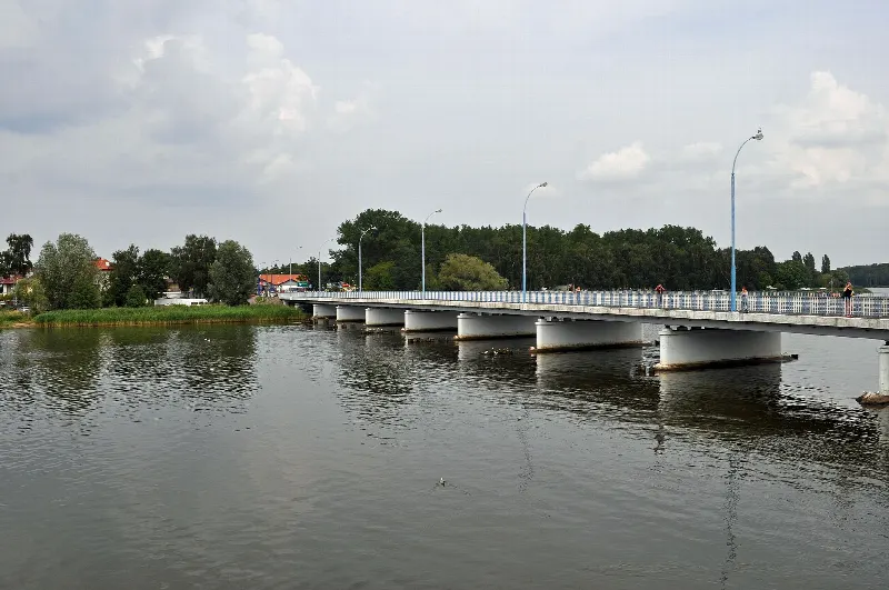 Długi most drogowy nad Dziwną w Dziwnowie widziany od strony wody