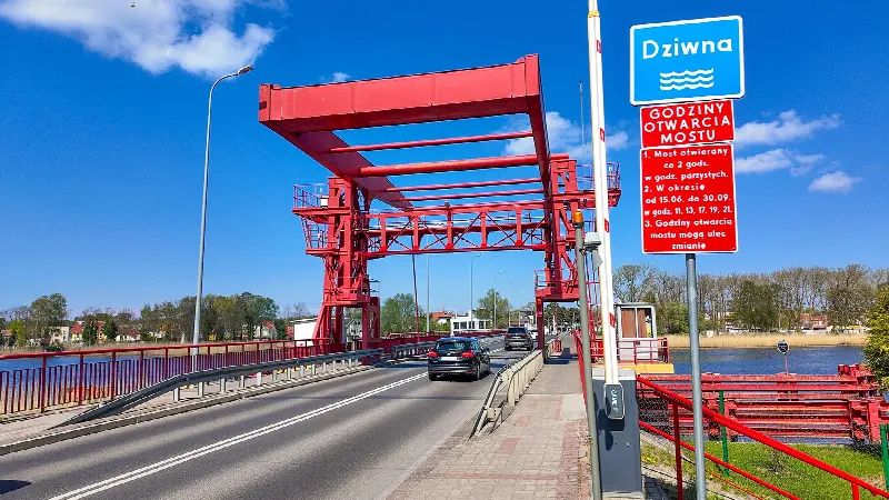 Wjazd na most zwodzony w Dziwnowie z tablicą z godzinami otwarcia mostu