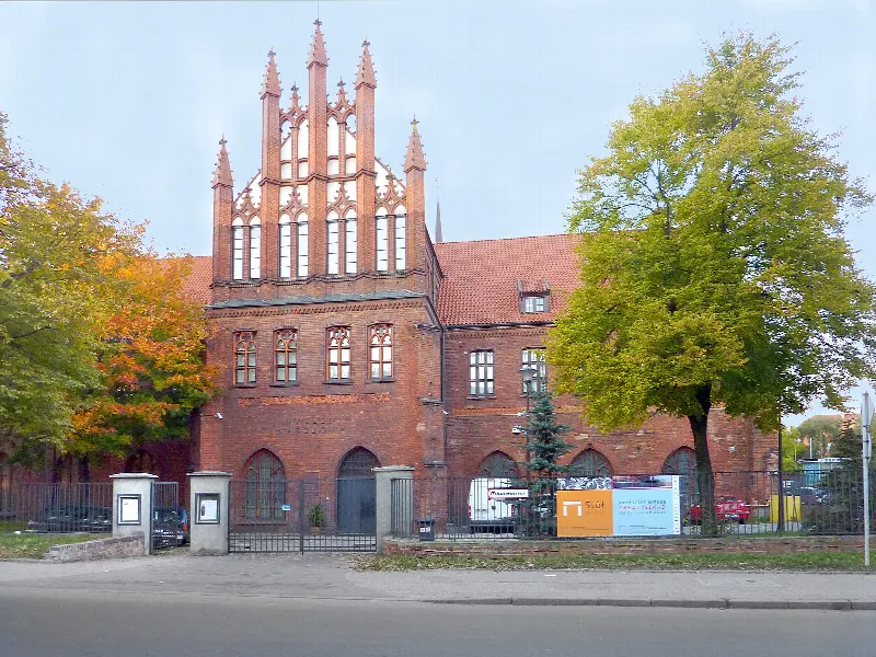 Gotycki szczyt i ceglana fasada dawnego klasztoru franciszkanów, siedziby Muzeum Narodowego w Gdańsku