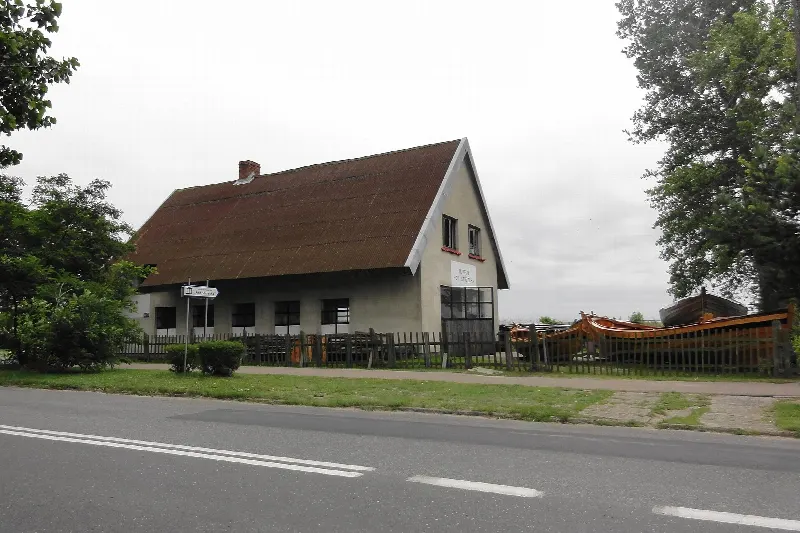 Budynek Muzeum Pod Strzechą przy ulicy Mickiewicza w Jastarni widziany od strony drogi