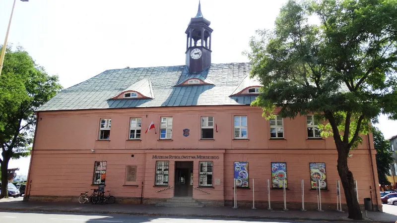 Klasycystyczny dawny ratusz z wieżyczką zegarową, siedziba Muzeum Rybołówstwa Morskiego w Świnoujściu