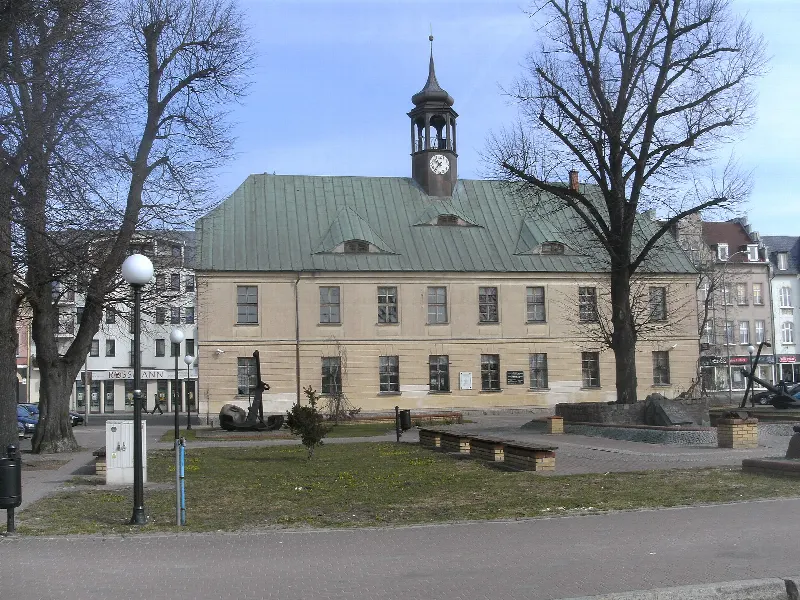Plac Rybaka z kotwicami przed budynkiem dawnego ratusza w Świnoujściu