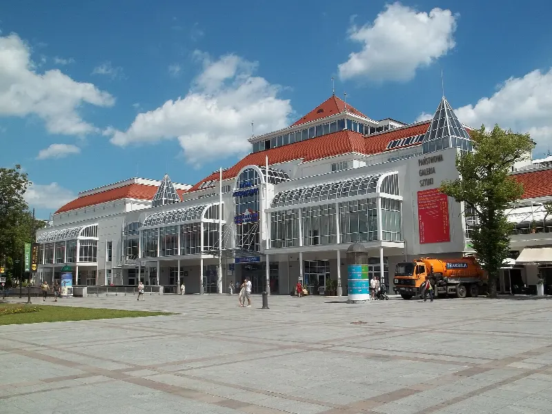 Biały budynek Państwowej Galerii Sztuki z przeszklonymi werandami przy placu Zdrojowym w Sopocie