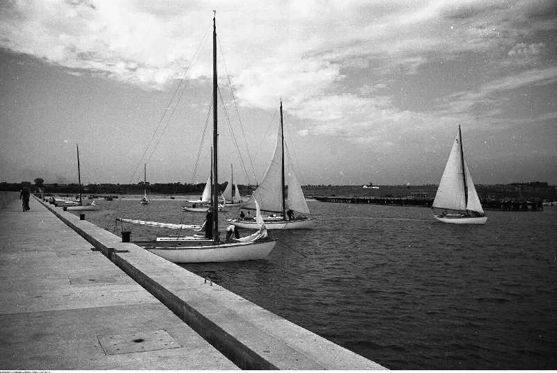 Port we Władysławowie w 1938 roku: betonowe nabrzeże i żaglówki w basenie portowym