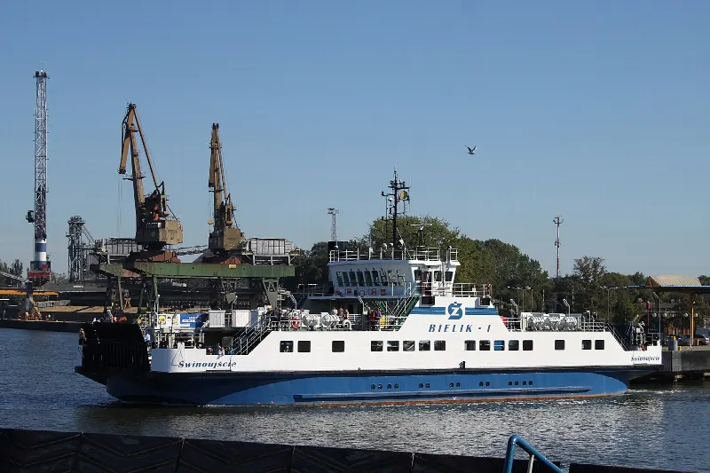 Prom Bielik I przy nabrzeżu na tle portowych dźwigów w Świnoujściu