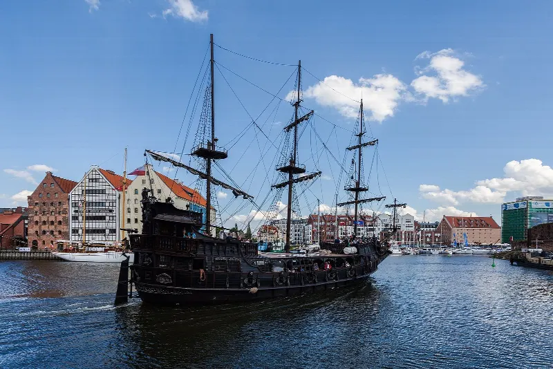 Galeon Czarna Perła na Motławie w Gdańsku