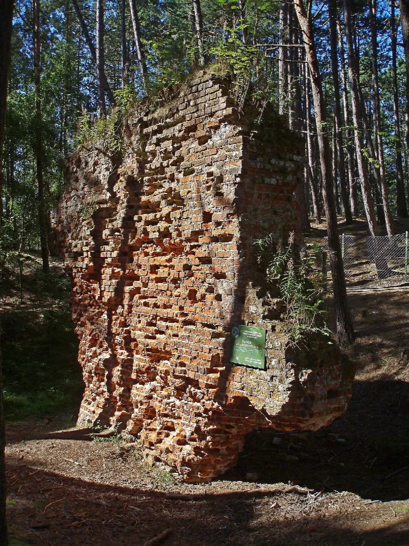 Mury dawnego kościoła św. Mikołaja w Łebie