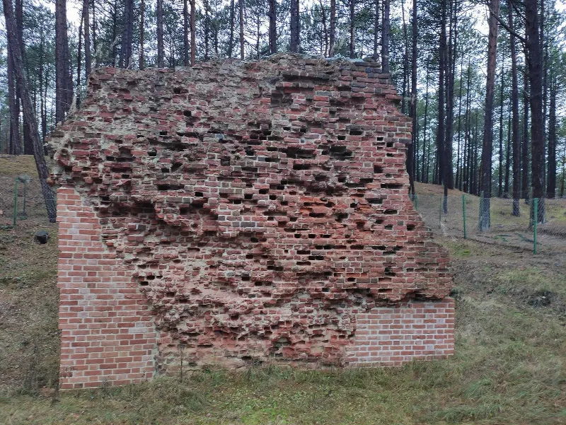 Ruiny gotyckiego kościoła św. Mikołaja w Łebie