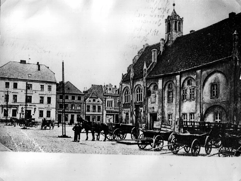 Ratusz i rynek w Kamieniu Pomorskim z furmankami na dawnej fotografii sprzed 1945 roku