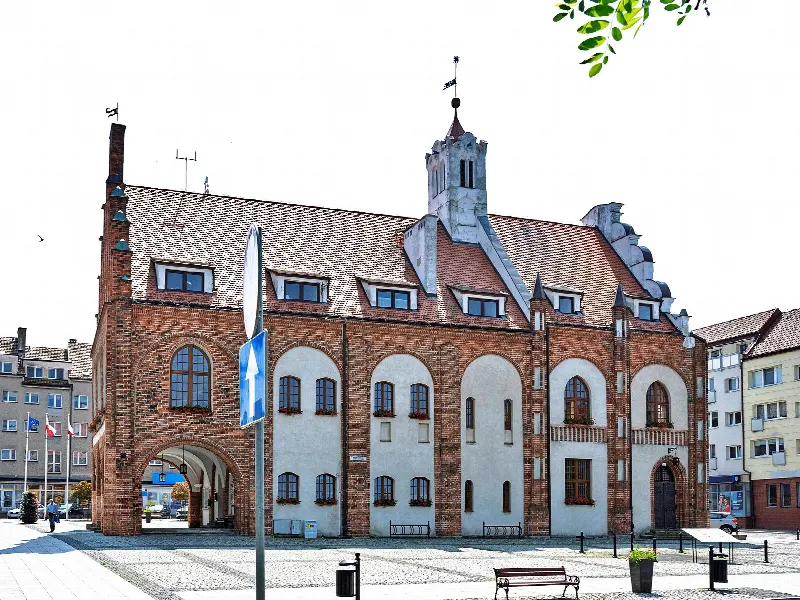 Wschodnia strona ratusza w Kamieniu Pomorskim ze schodkowym szczytem i podcieniem
