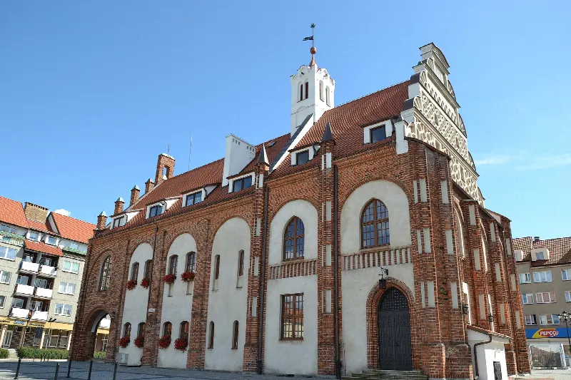 Gotycki ratusz w Kamieniu Pomorskim z białym maswerkowym szczytem zachodnim