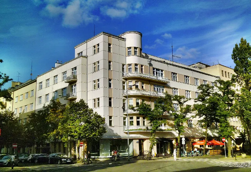 Modernistyczna narożna kamienica przy Skwerze Kościuszki w Gdyni z zaokrąglonym narożnikiem