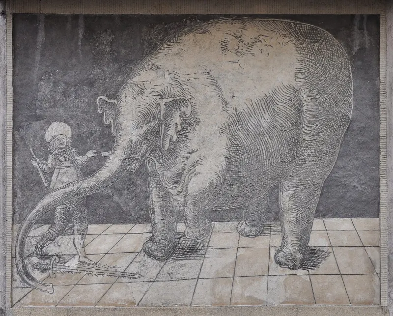 Sgraffito ze słonicą Hansken trzymającą miecz w trąbie na kamienicy przy rynku w Trzebiatowie