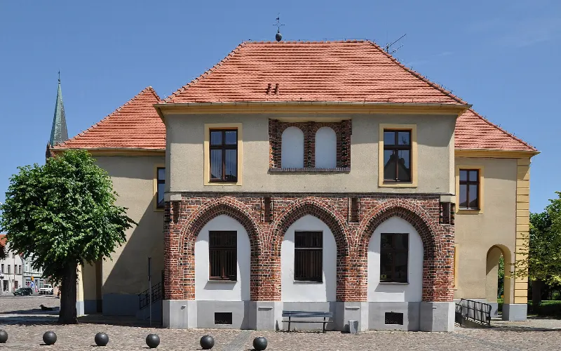 Zachodnia elewacja ratusza w Trzebiatowie z trzema gotyckimi arkadami
