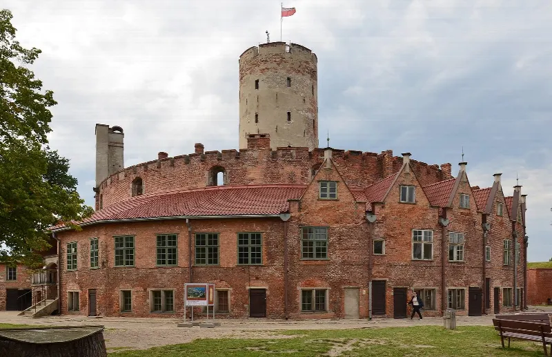 Wieża latarni i wieniec domów oficerskich w Twierdzy Wisłoujście