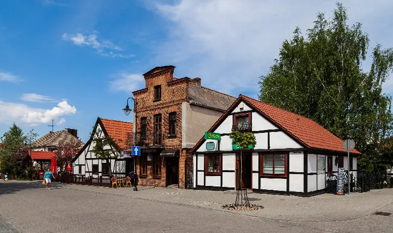 Bielone szachulcowe domy rybackie przy ulicy Wiejskiej w Helu pod numerami 29-33