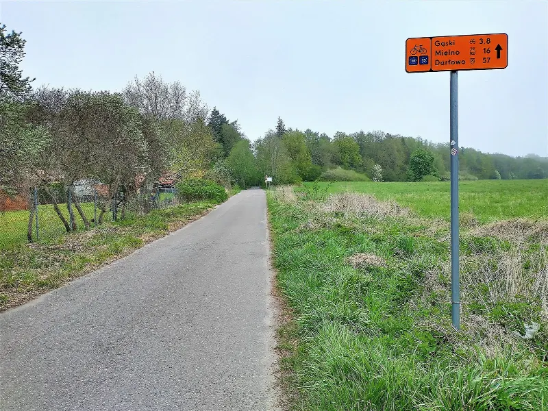 Asfaltowa trasa rowerowa EuroVelo 10 koło Sianożęt