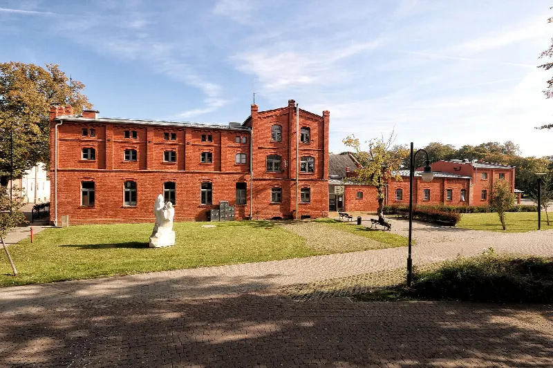 Ceglany budynek dawnej serowni z 1902 roku, siedziba Muzeum Żuławskiego w Nowym Dworze Gdańskim